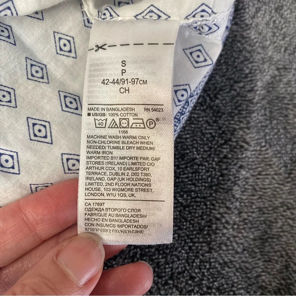 Banana Republic White and Blue Geometric Patterned 100% Cotton Button Down Shirt